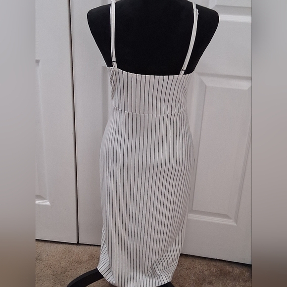 Fun Summer White Dress With Black Stripes & A Criss Cross Bodice   Size L - Picture 4 of 14